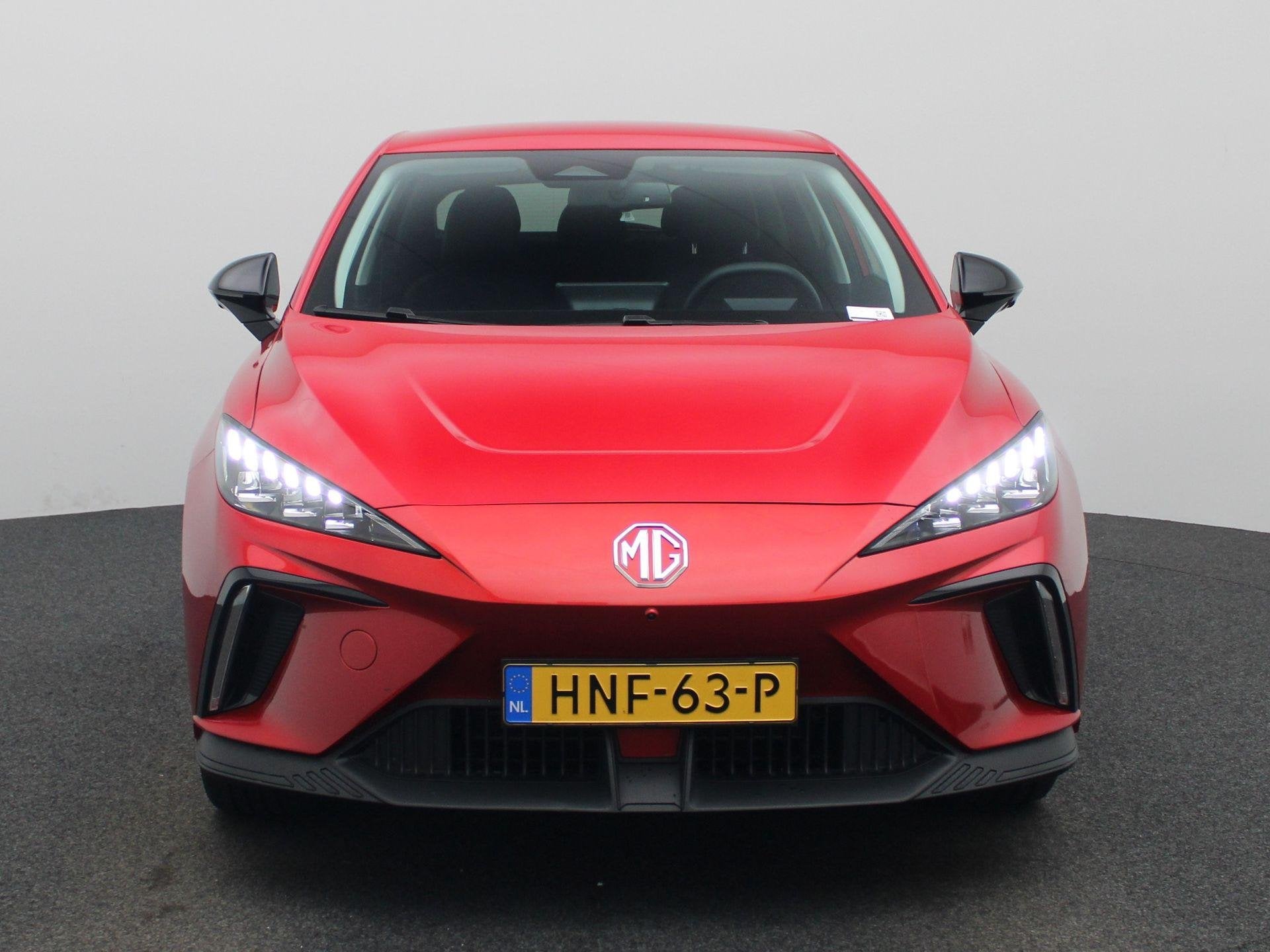 MG 4 Long Range Luxury 64 kWh, Auto's, MG, Automaat, 12 maanden, Achterwielaandrijving, Gebruikt