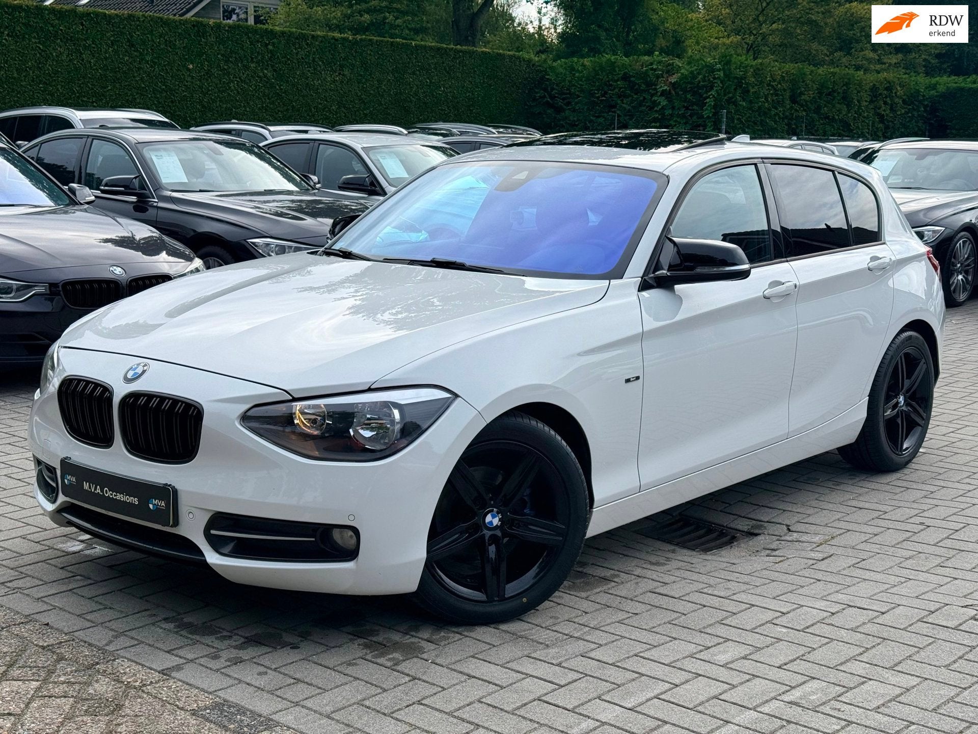 BMW 1-serie 116i Sport|Nieuwe Ketting + Klepseals|Dakraam|Na, Auto's, 1-Serie, Gebruikt, Zwart, 4 cilinders
