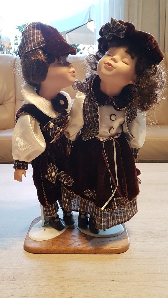 Kussend stel, porceleinen poppen 47cm h x 23cm b, Verzamelen, Ophalen of Verzenden, Pop
