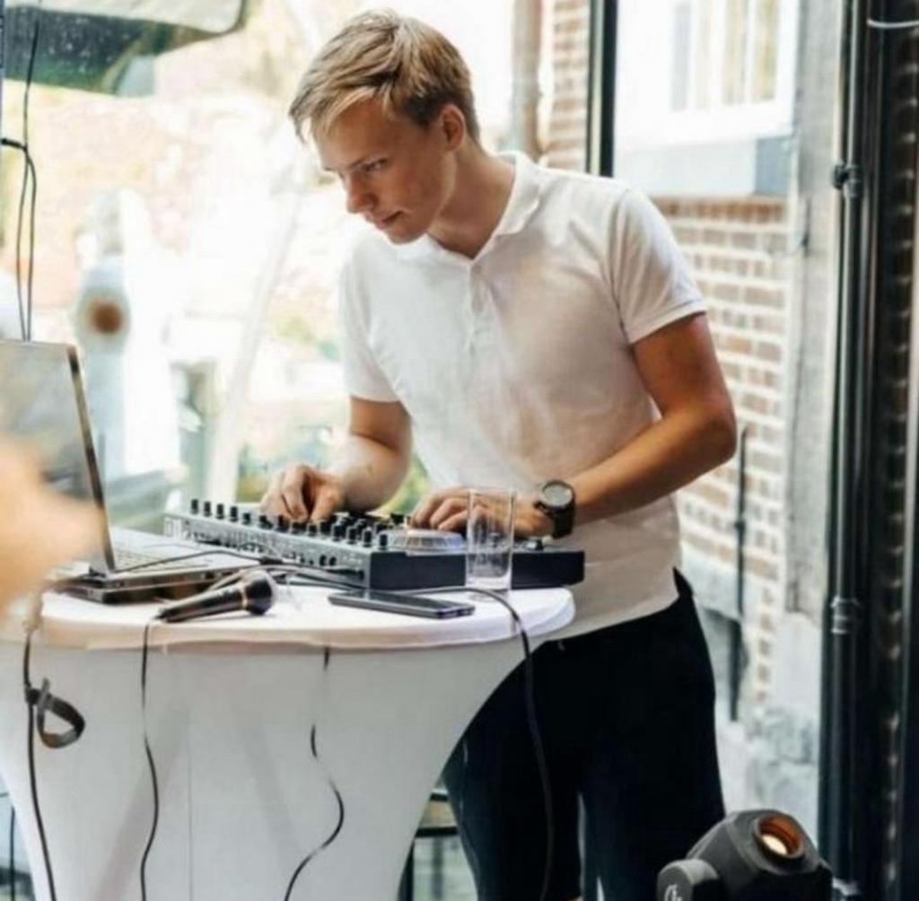 Drive in DJ Huren - Mika Esselink, Ophalen, Licht
