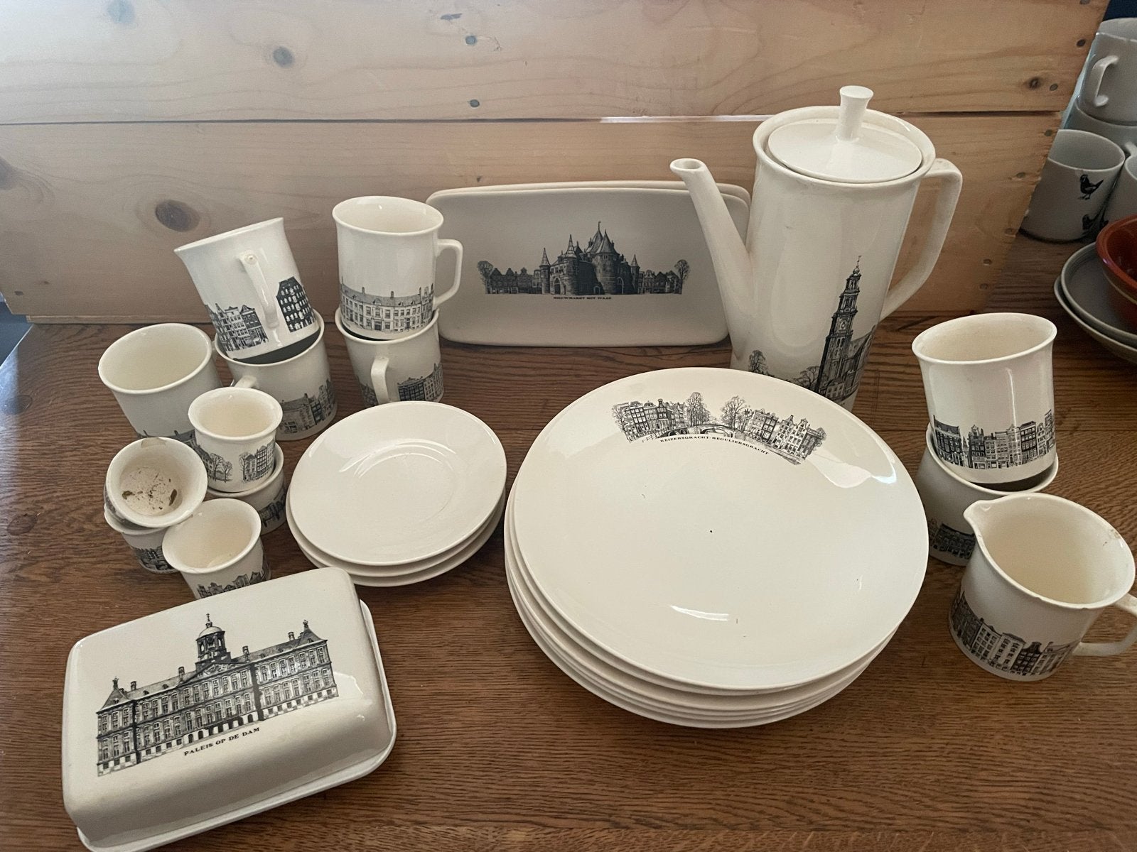 Vintage servies met Amsterdamse grachtenpanden en gebouwen, Gebruikt, Keramiek, Vintage, Ophalen of Verzenden