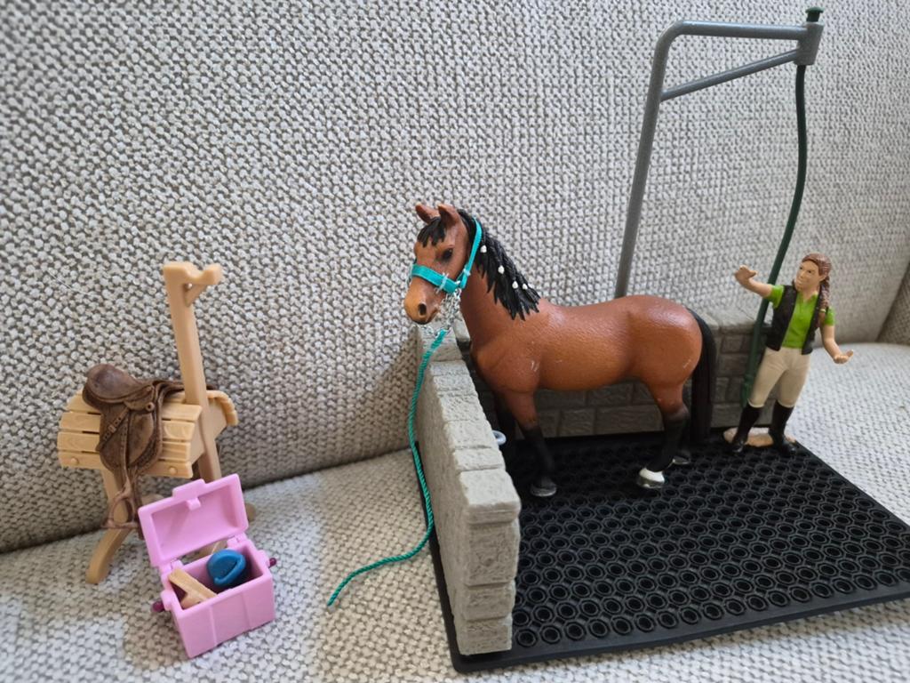 Schleich Paardenwasplaats met paard en ruiter, Kinderen en Baby's, Speelgoed | Overig, Ophalen of Verzenden, Zo goed als nieuw