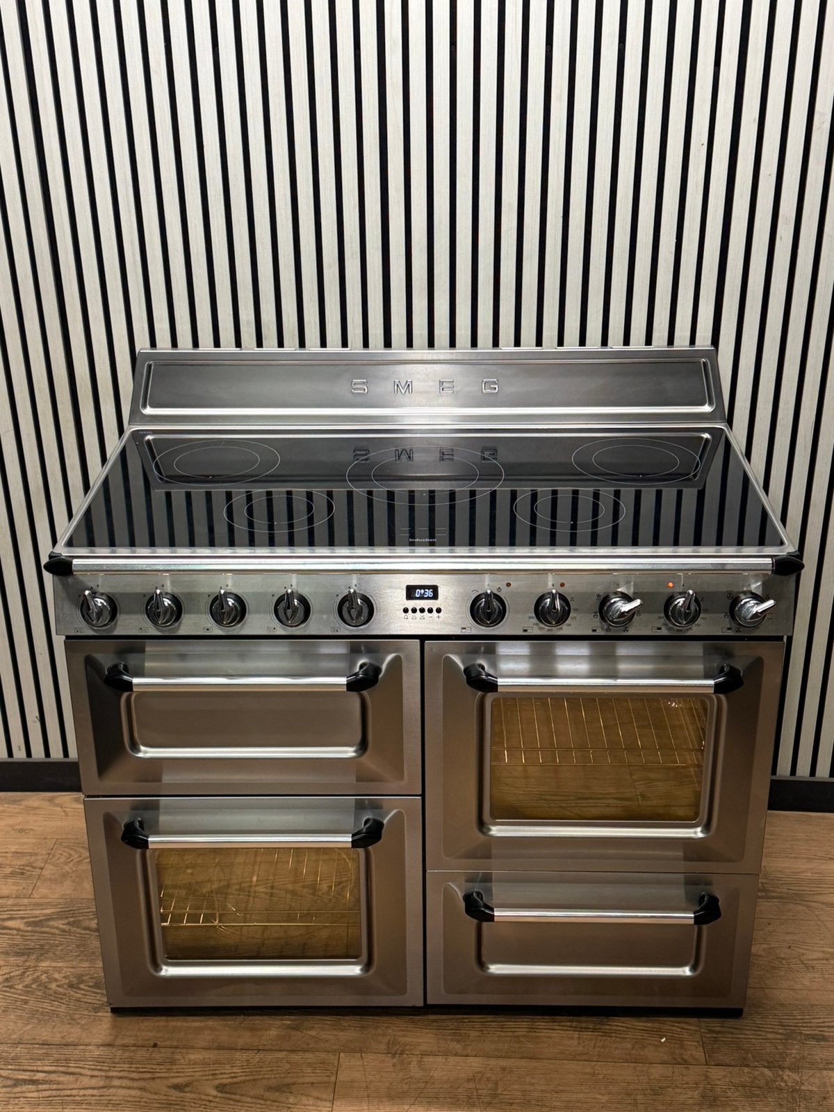 Luxe Smeg INDUCTIE Fornuis RVS met 3 ovens 110 cm, Witgoed en Apparatuur, Fornuizen, Fornello Esperta, Ophalen of Verzenden, Zo goed als nieuw