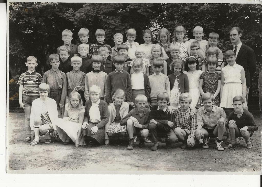 Westland Klassenfoto leraar met klas buiten, Ophalen of Verzenden, 1940 tot 1960, Ongelopen, Zuid-Holland