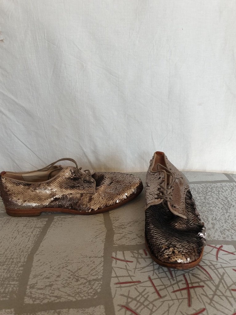 Aparte schoenen met zilveren paillettes. mt 39,5. Merk AGL, Overige kleuren, ., Ophalen of Verzenden, .