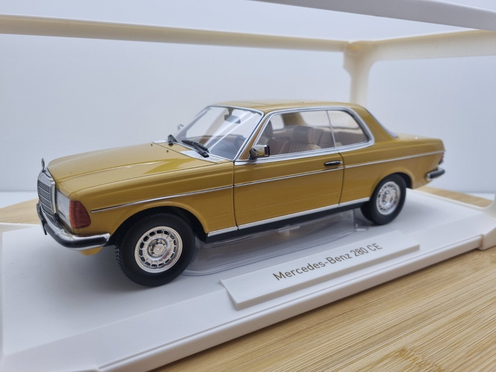 Norev Mercedes-Benz 280 CE W123/C123 Geel 1:18, Hobby en Vrije tijd, Modelauto's | 1:18, Auto, Verzenden, Nieuw, Norev