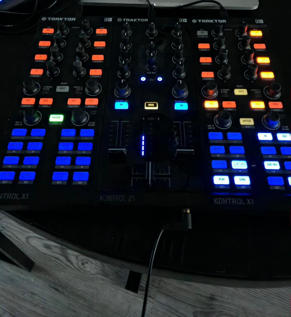Native Instruments Traktor Kontrol X1 Z1 DJ Set met Case, Muziek en Instrumenten, Dj-sets en Draaitafels, Ophalen of Verzenden