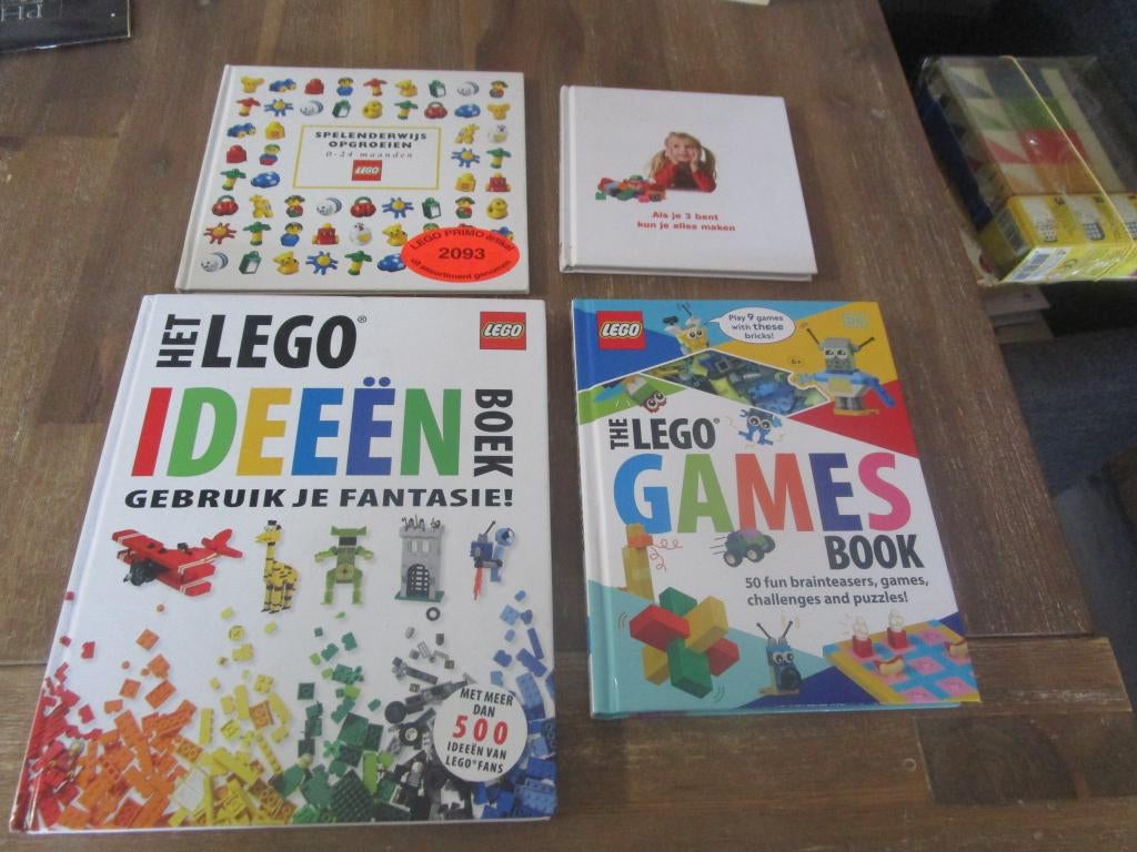 5 Boeken over lego bij 1 zitten steentjes bij 1 een minifig, Verzenden, Gebruikt, Lego