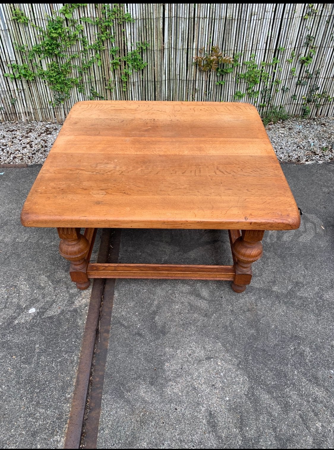 Massieve eikenhouten salontafel met gedraaide poten, Antiek en Kunst, Ophalen of Verzenden