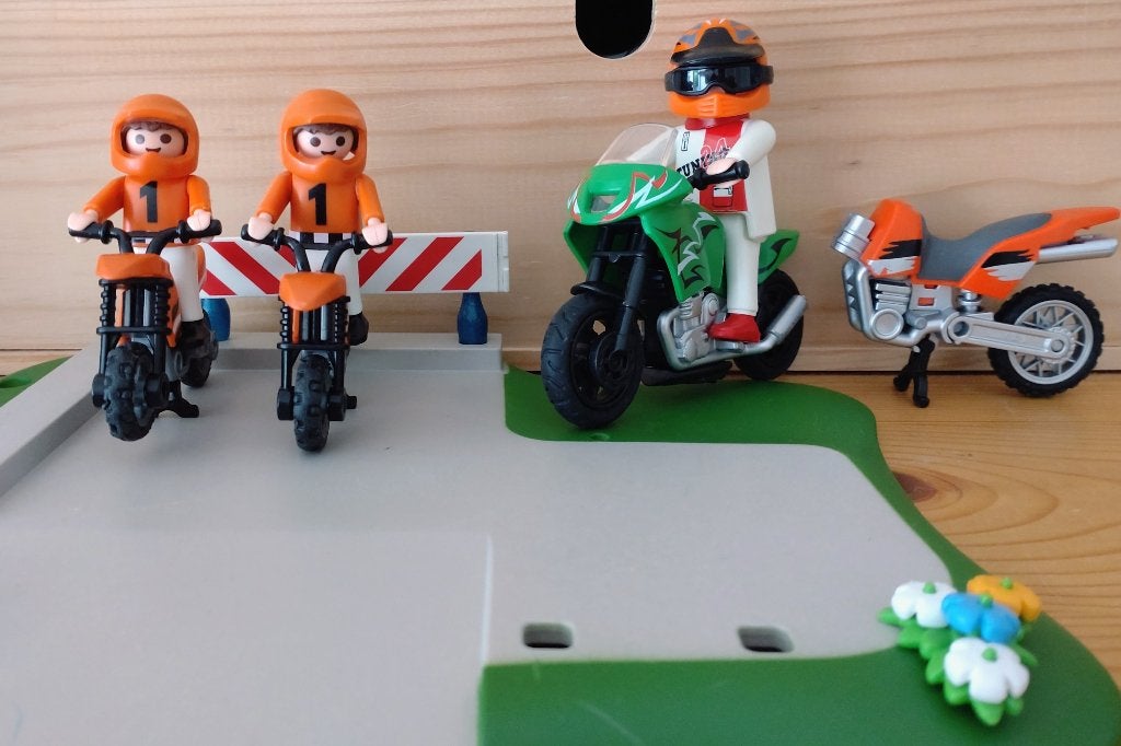 Twee crossmotoren en één zware motor met berijders, Kinderen en Baby's, Ophalen of Verzenden, Zo goed als nieuw, Complete set