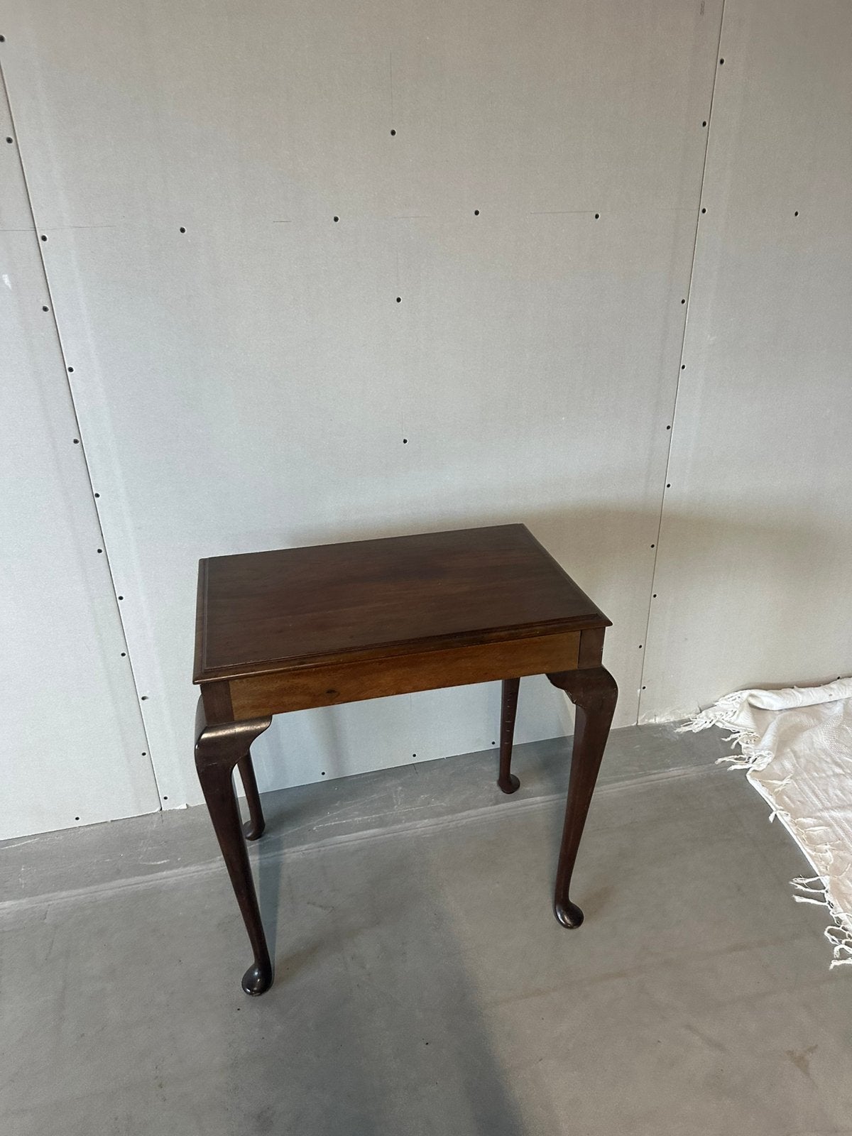 Klassiek mahoniehouten bijzettafeltje, Ophalen