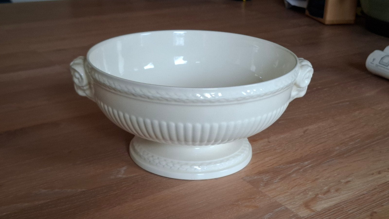 Saladeschaal op voet - Wedgwood of Etruria & Barlaston, Edme, Ophalen of Verzenden, Wedgwood, Porselein, Schaal of Schalen