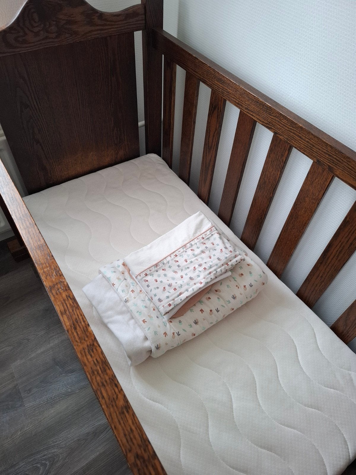 Vintage houten wieg met matras en beddengoed, Kinderen en Baby's, Ophalen of Verzenden, Gebruikt, Ledikant