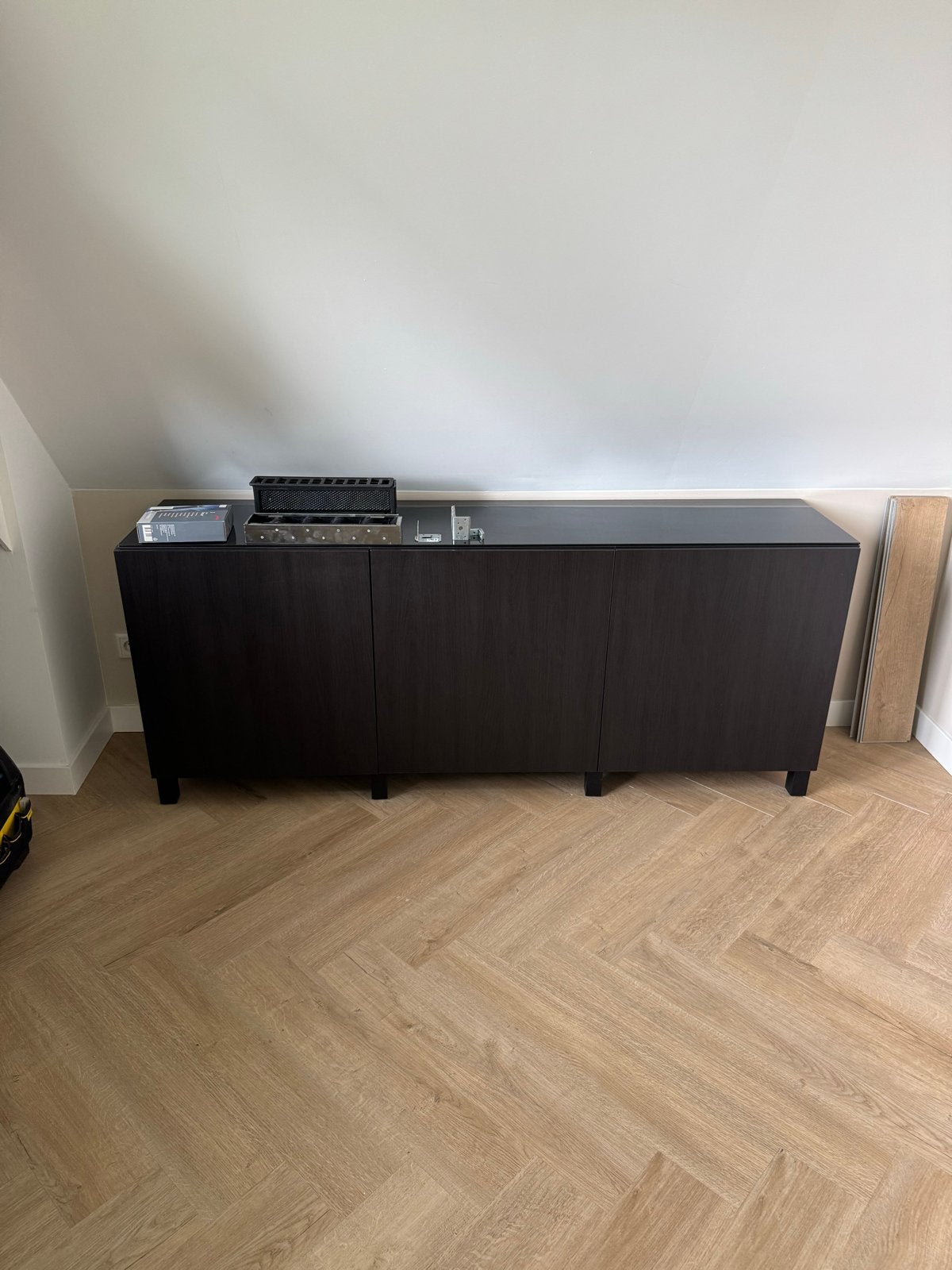 Ikea Kast Donkerbruin met Glazen Plaat, Huis en Inrichting, Kasten | Dressoirs, Ophalen, Gebruikt, Glas, 150 tot 200 cm