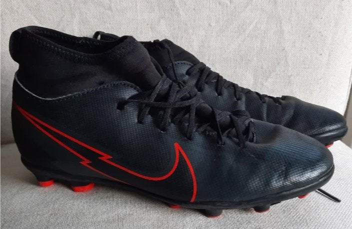 NIKE Mercurial voetbalschoenen zwart rood maat 38 - zgan -, Maat XS of kleiner, Ophalen of Verzenden, Nieuw, Schoenen