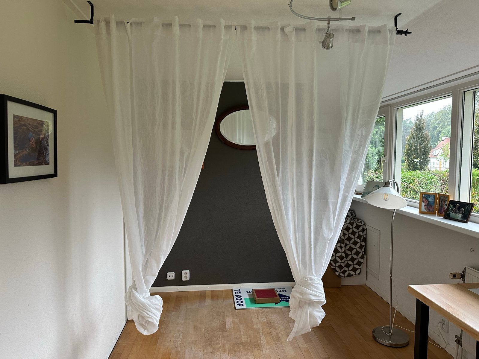 IKEA Vivan Gordijnen Wit met zwarte Roede en Bevestiging, Gebruikt, Wit, Ophalen of Verzenden, Lichtdoorlatend