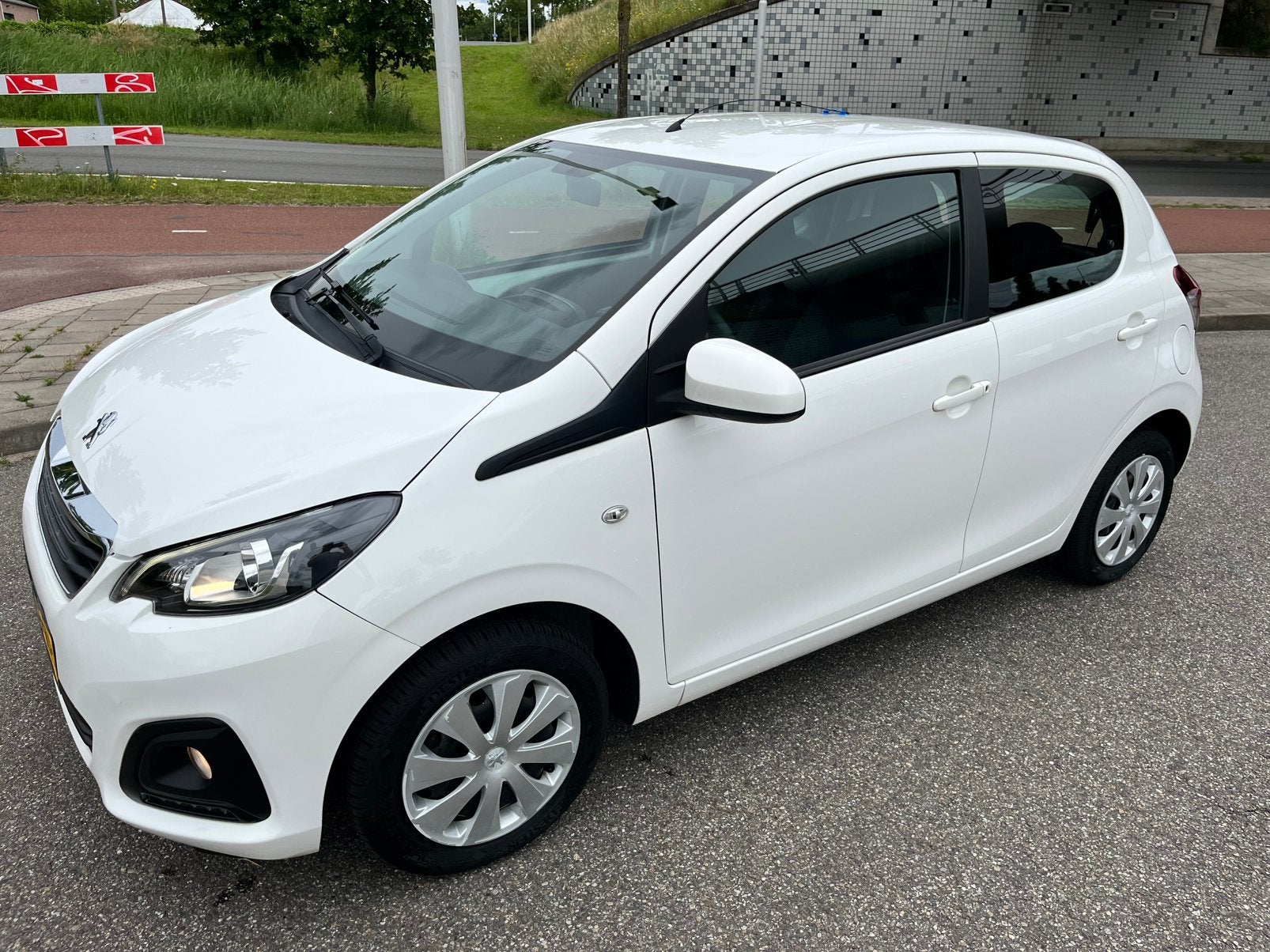 Peugeot 108 1.0 E-vti 72pk 5D 2020 52.000km NAP, Auto's, Peugeot, Stof, 4 stoelen, Wit, Origineel Nederlands