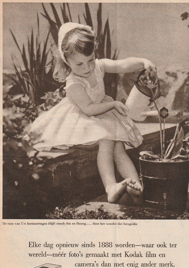 Retro reclame 1957 Kodak film meisje met gietertje, Verzenden, Overige typen