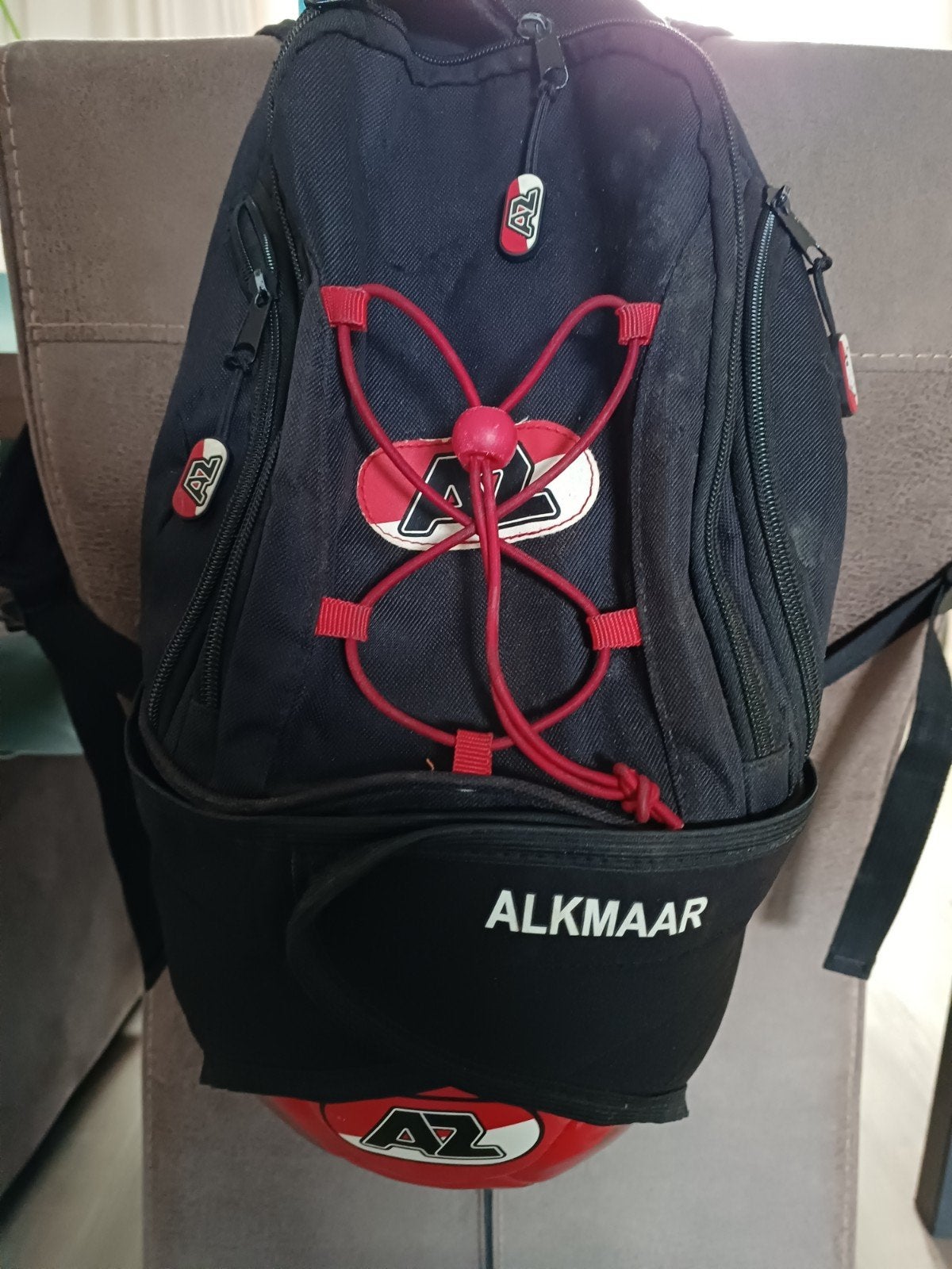 Handige AZ Alkmaar rugtas met voetbalhouder - zwart/rood, Ophalen of Verzenden, Gebruikt, Overige merken