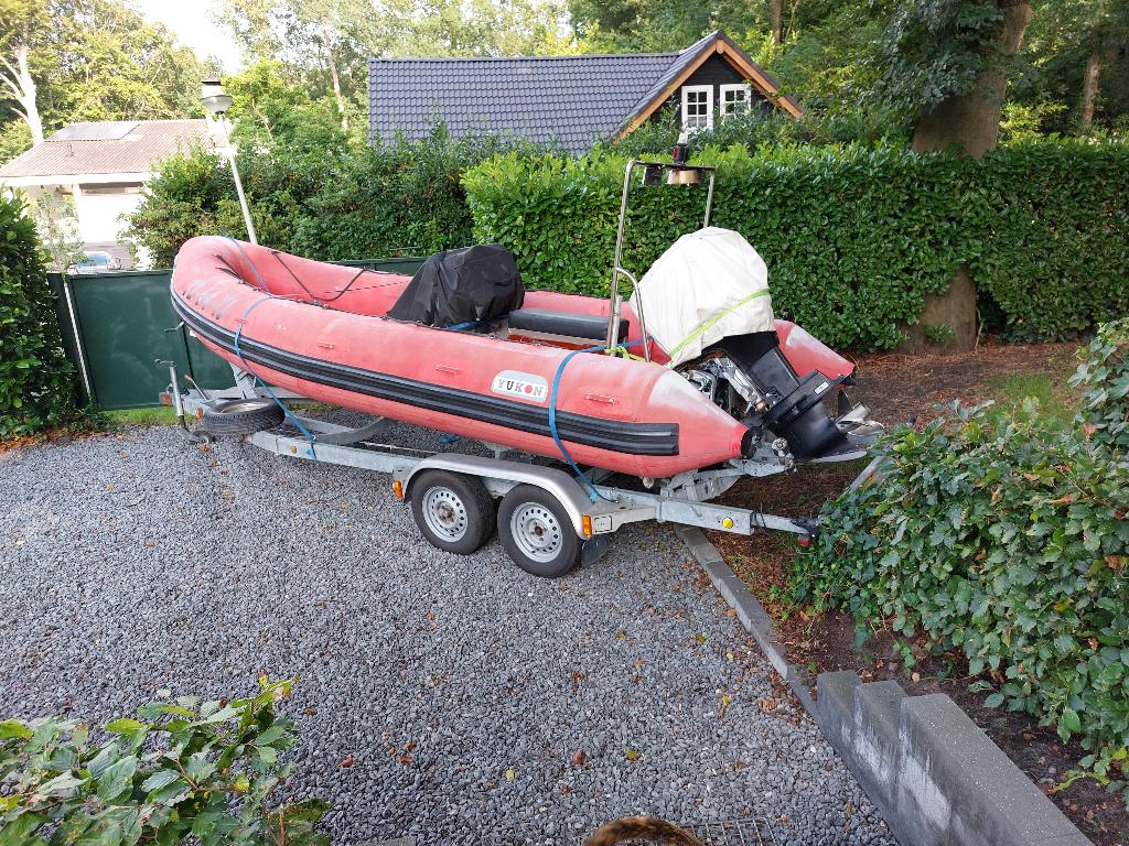 RIB Jukon + 2 assige wegtrailer, Gebruikt, 2 m, 115 pk, Afdekzeil
