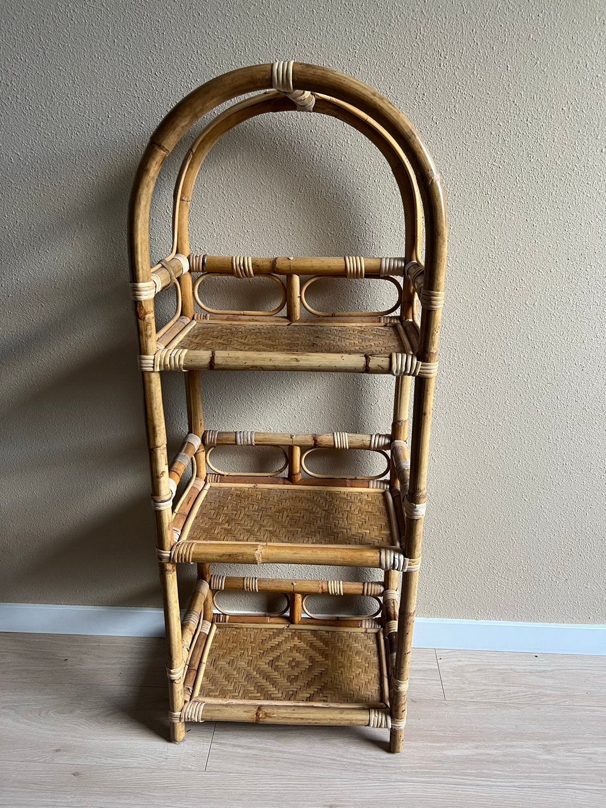 Vintage bamboe en rotan rekje met 3 planken, Ophalen, Gebruikt
