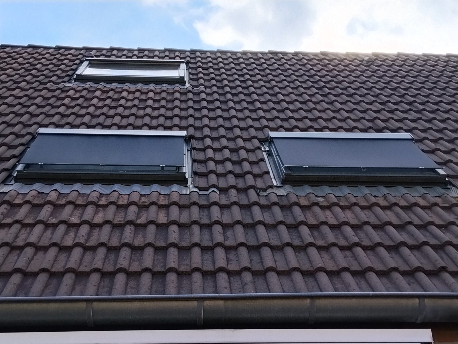 Felux buiten zonnescherm voor kanteldakraam met stok, Ophalen, Knikarmscherm