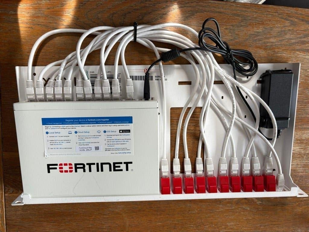 Fortigate 60F Firewall met Rackmount, Verzenden, Zo goed als nieuw, Router met modem, Fortinet Fortigate