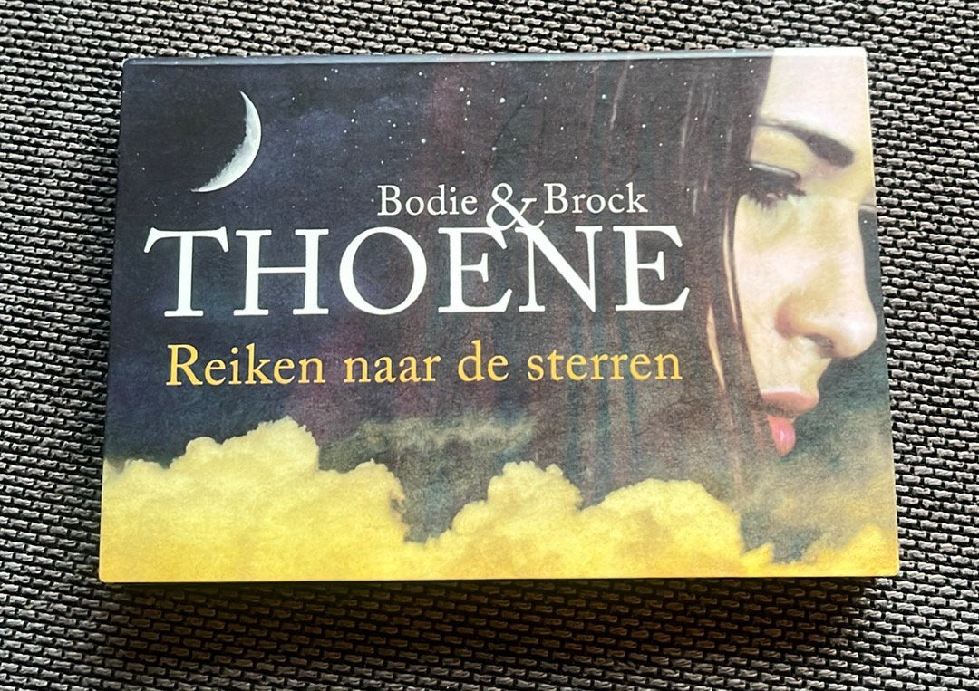 Brock Thoene - Reiken naar de sterren, Boeken, Ophalen of Verzenden, Zo goed als nieuw, Brock Thoene; Bodie Thoene