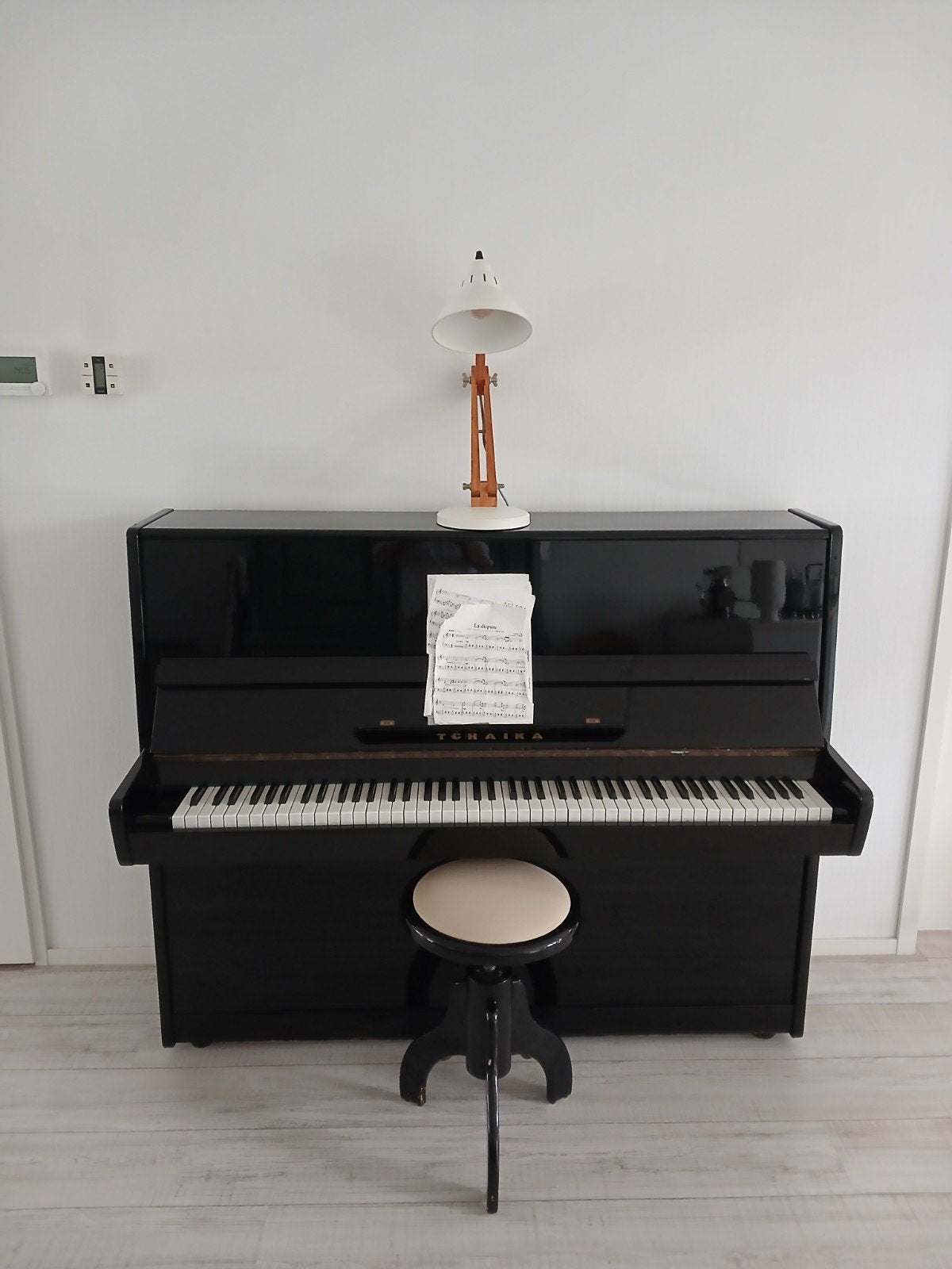 Piano Tchaika, zwart glans, inclusief pianokruk., Muziek en Instrumenten, Ophalen, Gebruikt, Zwart, Piano