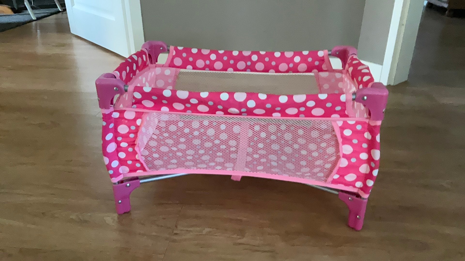 Poppenbedje,poppenbox met dekentje roze zgan, Ophalen, Zo goed als nieuw, Overige typen