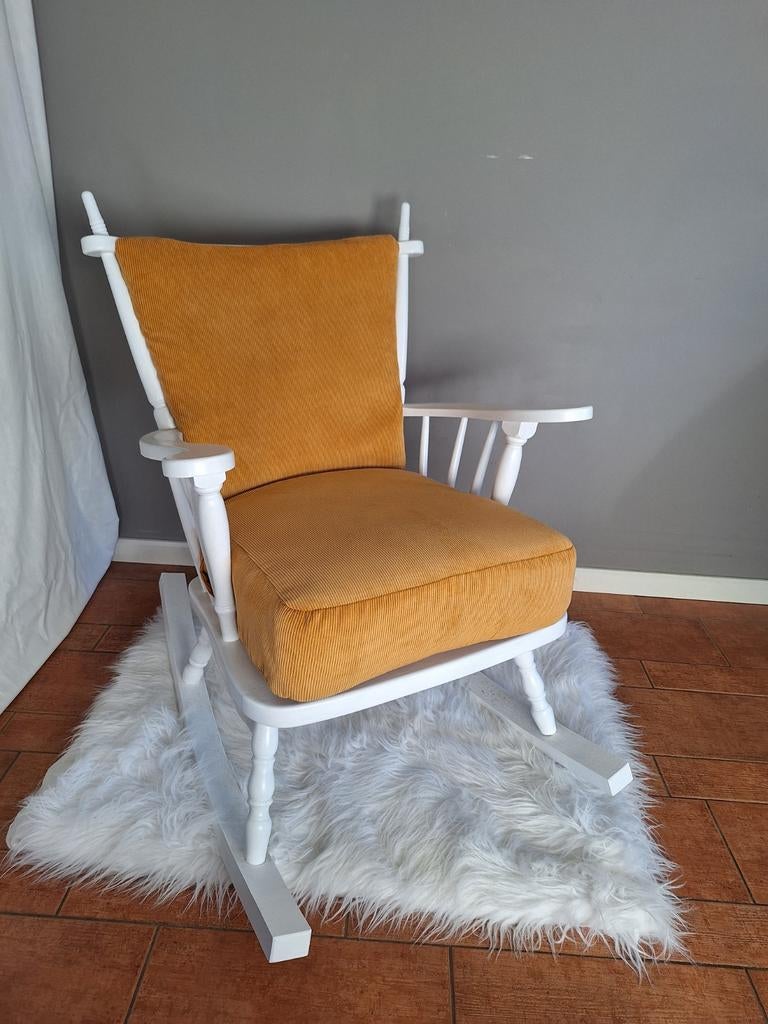 Mooie witte schommelstoel, Ophalen, Zo goed als nieuw, Stoel(en)