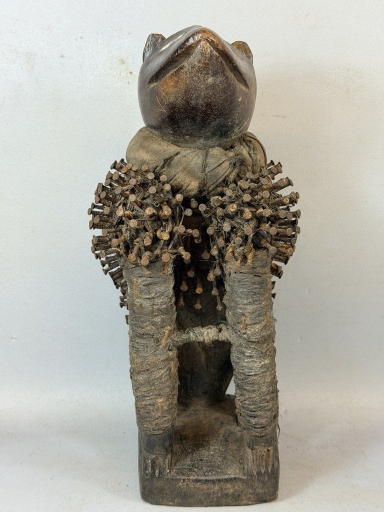260928 Afrikaans Fetisch Bakongo Nkisi Nkondi sitting dog., Ophalen of Verzenden