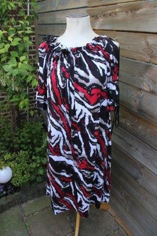 Jurk zwart/ rood/ wit Magna mt 44/46 cold shoulder Vaste AAN, Zwart, Maat 42/44 (L), Ophalen of Verzenden, Knielengte