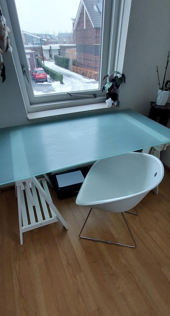 Mooi IKEA bureau melkglas en witte schragen, Huis en Inrichting, Bureaus, Ophalen, Gebruikt, 150 cm, Glas