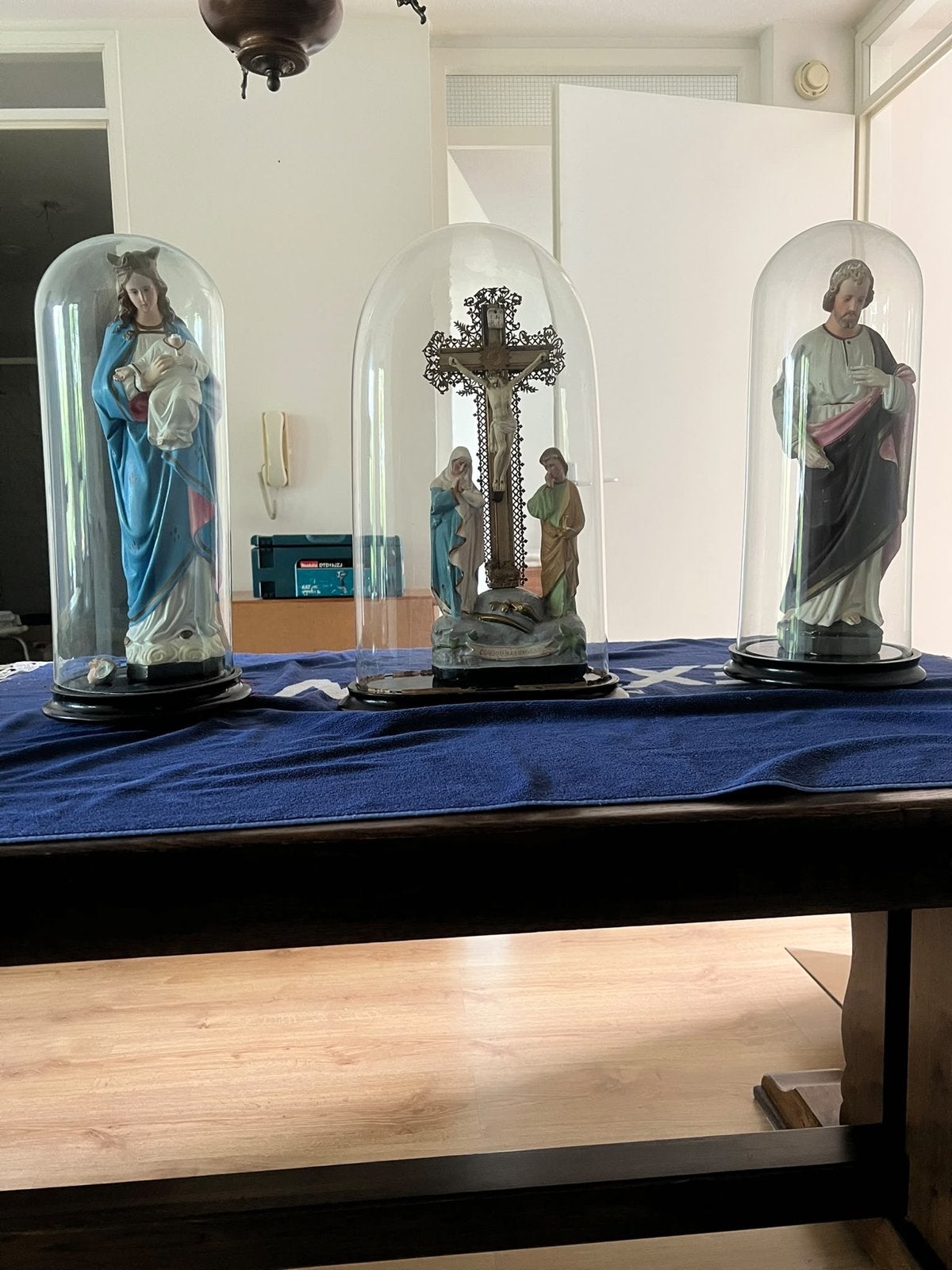 3 Antieke Religieuze Beelden onder Stolp, Ophalen
