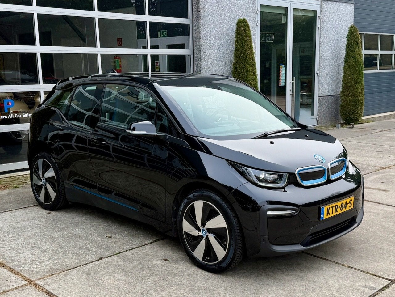 BMW I3 120Ah 42 kWh|Pro scherm|W-pomp|CCS laden|camera, Auto's, Automaat, Dealer onderhouden, 4 stoelen, Zwart