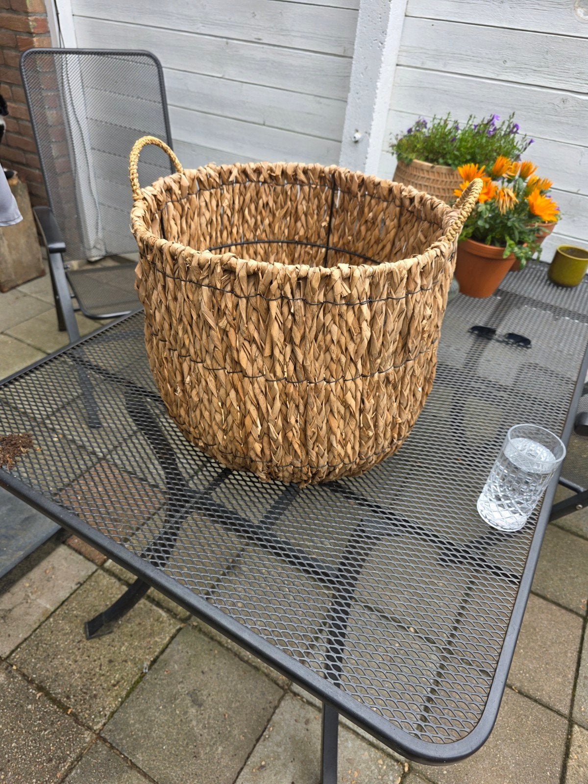 Grote rieten bloembak / plantenmand, Overige materialen, Gebruikt, Rond, Ophalen of Verzenden