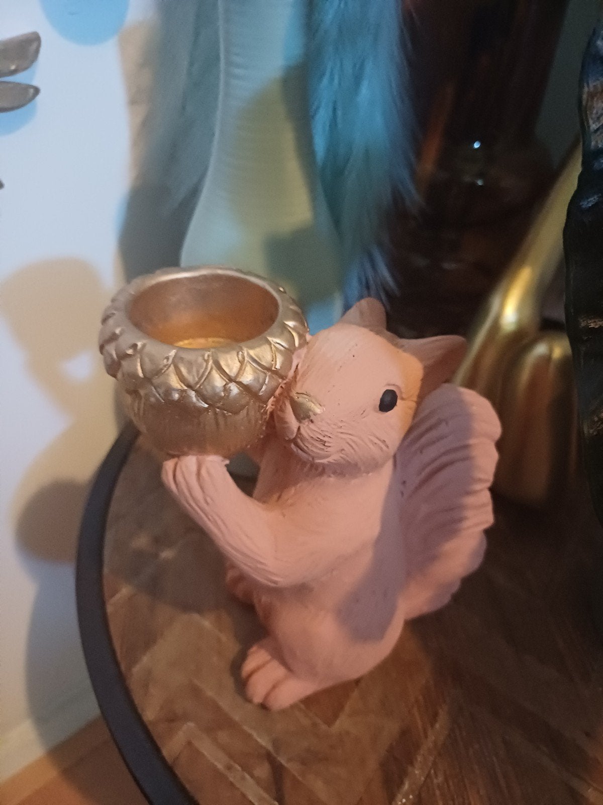 Roze eekhoorn beeldje met gouden eikel theelichthouder, Gebruikt, Overige materialen, Overige stijlen, Roze