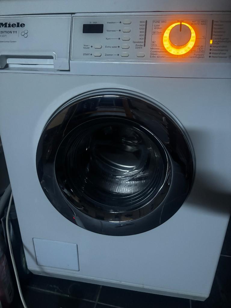 Miele wasmachine, model Edition 111 W 3371, 6 tot 8 kg, Ophalen, 1200 tot 1600 toeren, 85 tot 90 cm