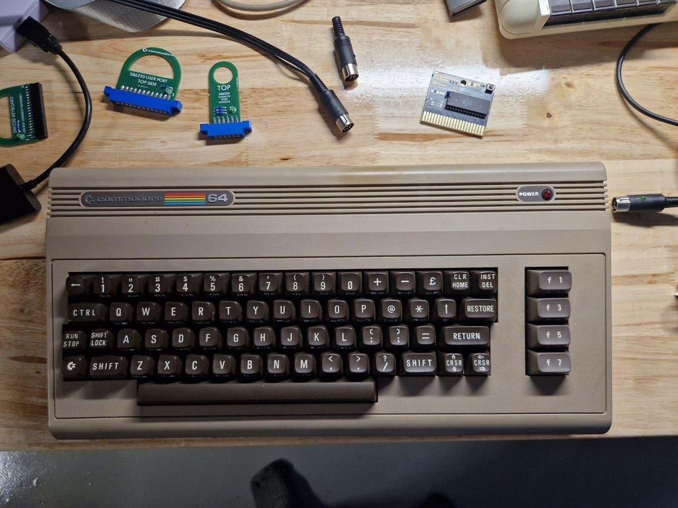 Commodore 64 "Breadbin" met Datasette en voeding, Spelcomputers en Games, Ophalen of Verzenden, Overige merken, Refurbished
