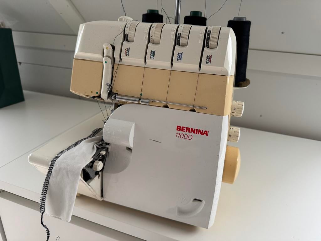 Bernina 1100D Lockmachine – Sterk & Betrouwbaar, Hobby en Vrije tijd, Naaimachines en Toebehoren, Ophalen of Verzenden, Zo goed als nieuw