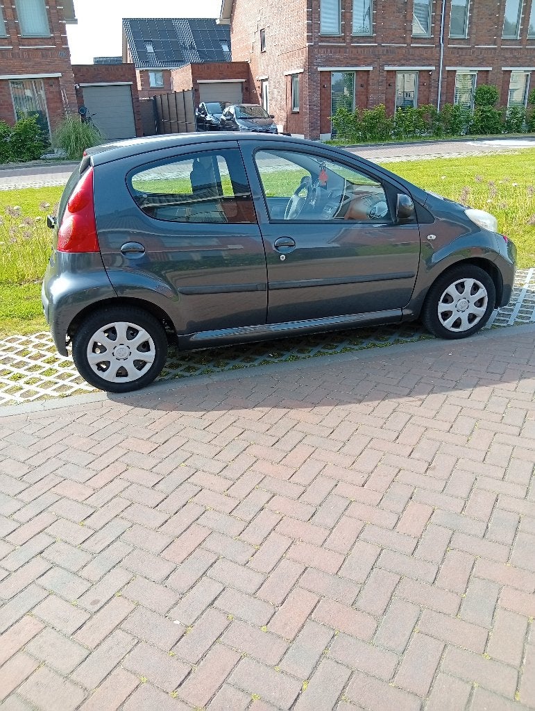 Peugeot 107 1.0 12V 5DR 2011 Grijs, Auto's, Voorwielaandrijving, 4 stoelen, 68 pk, Origineel Nederlands