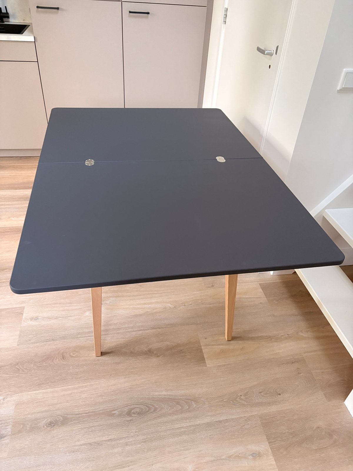 Uitklapbare eettafel antraciet met blankhouten poten, 100 tot 150 cm, 50 tot 100 cm, Zo goed als nieuw, Vijf personen of meer