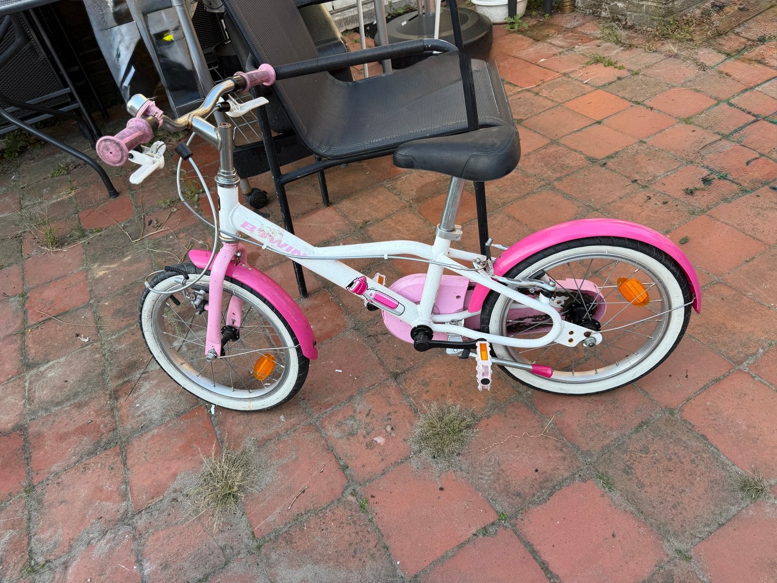 B'TWIN kinderfiets 16 inch roze/wit - opknapper, Ophalen, Gebruikt, 16 tot 20 inch