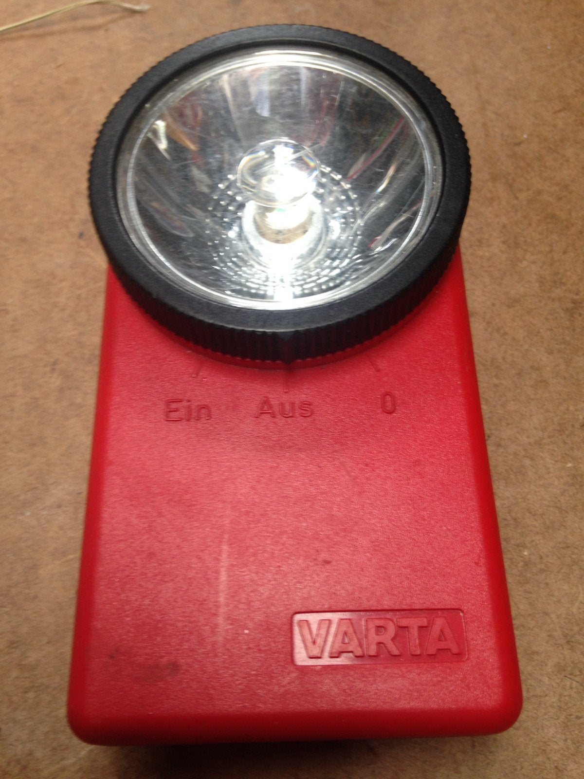 Varta platte retro zaklamp met ophanghaak, Ophalen of Verzenden, Gebruikt, Batterij