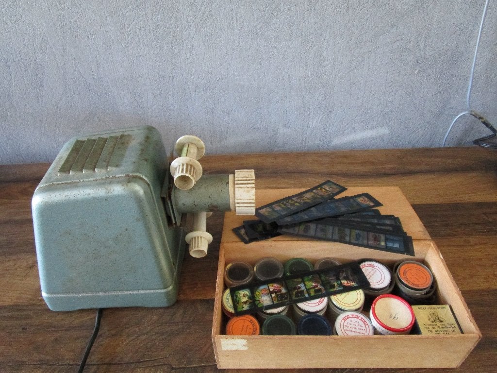 Vintage Filmstrip Projector met 18 films,en 11 film stips, Audio, Tv en Foto, Diaprojectors, Ophalen of Verzenden, Gebruikt