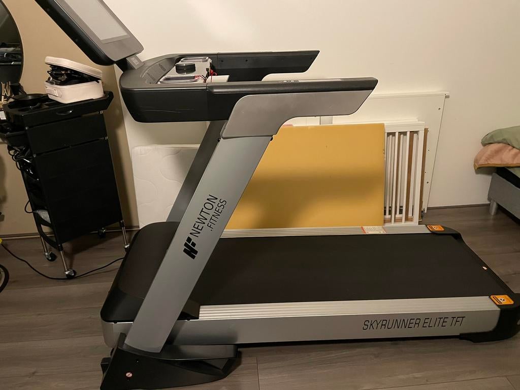 Newton Fitness Skyrunner Elite TFT loopband met touchscreen, Sport en Fitness, Fitnessapparatuur, Ophalen, Zo goed als nieuw, Loopband