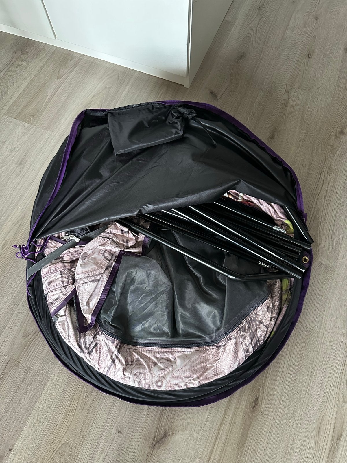 Tomorrowland Easy Tent for 2 + chair (2022 edition), Ophalen of Verzenden, Gebruikt, Tot en met 2