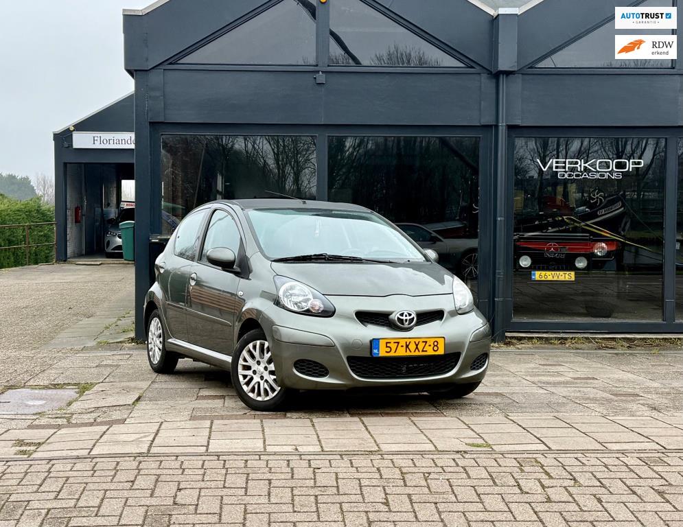 Toyota Aygo 1.0-12V Aspiration Green luxe Uitvoering AUTOMAA, Auto's, Gebruikt, 4 stoelen, Alcantara, 68 pk