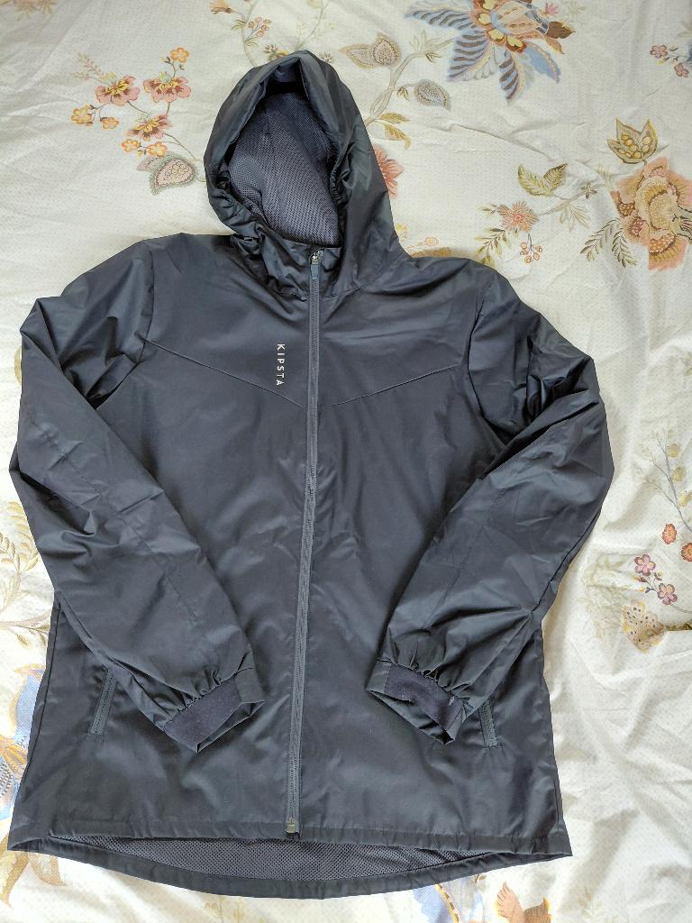 Kipsta regenjas voor sporten / voetbal ~ maat 151-161 cm, Kinderen en Baby's, Kinderkleding | Maat 152, Kipsta, Sport- of Zwemkleding